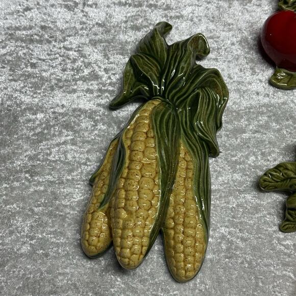 4 Vtg Hand Painted Ceramic Fruit Veggies Wall Hanging Carrots Corn Onions Tomato - Picture 5 of 14